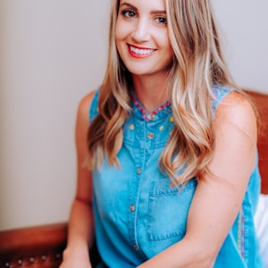 C罗庆祝进球的标志性跳跃动作