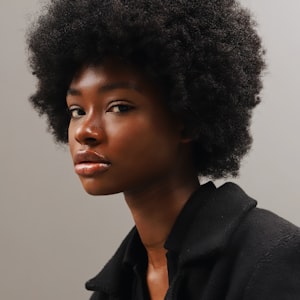 梅西身穿阿根廷10号球衣带球突破的精彩瞬间